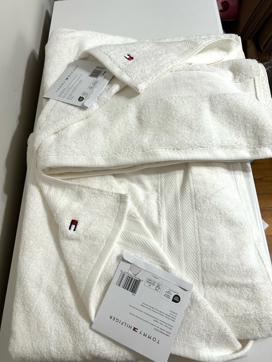 Tommy Hilfiger Other - NWT Set of Two Tommy Hilfiger Bath Towels